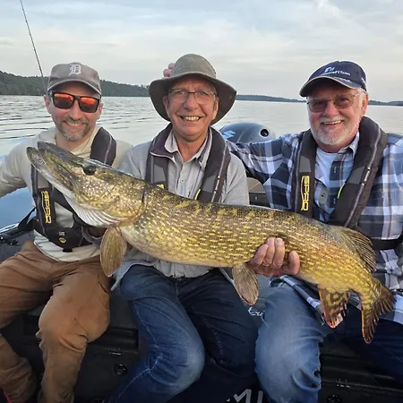 Fischerhus Mit Boot,sauna Und Kamin Je Seite Сasa de vacaciones Bad Kleinen